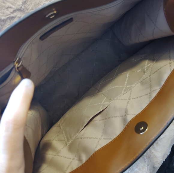 FLAWLESS!! Michael Kors, Large Maple Logo Signature Logo Crossbody/Tote - Picture 9 of 12